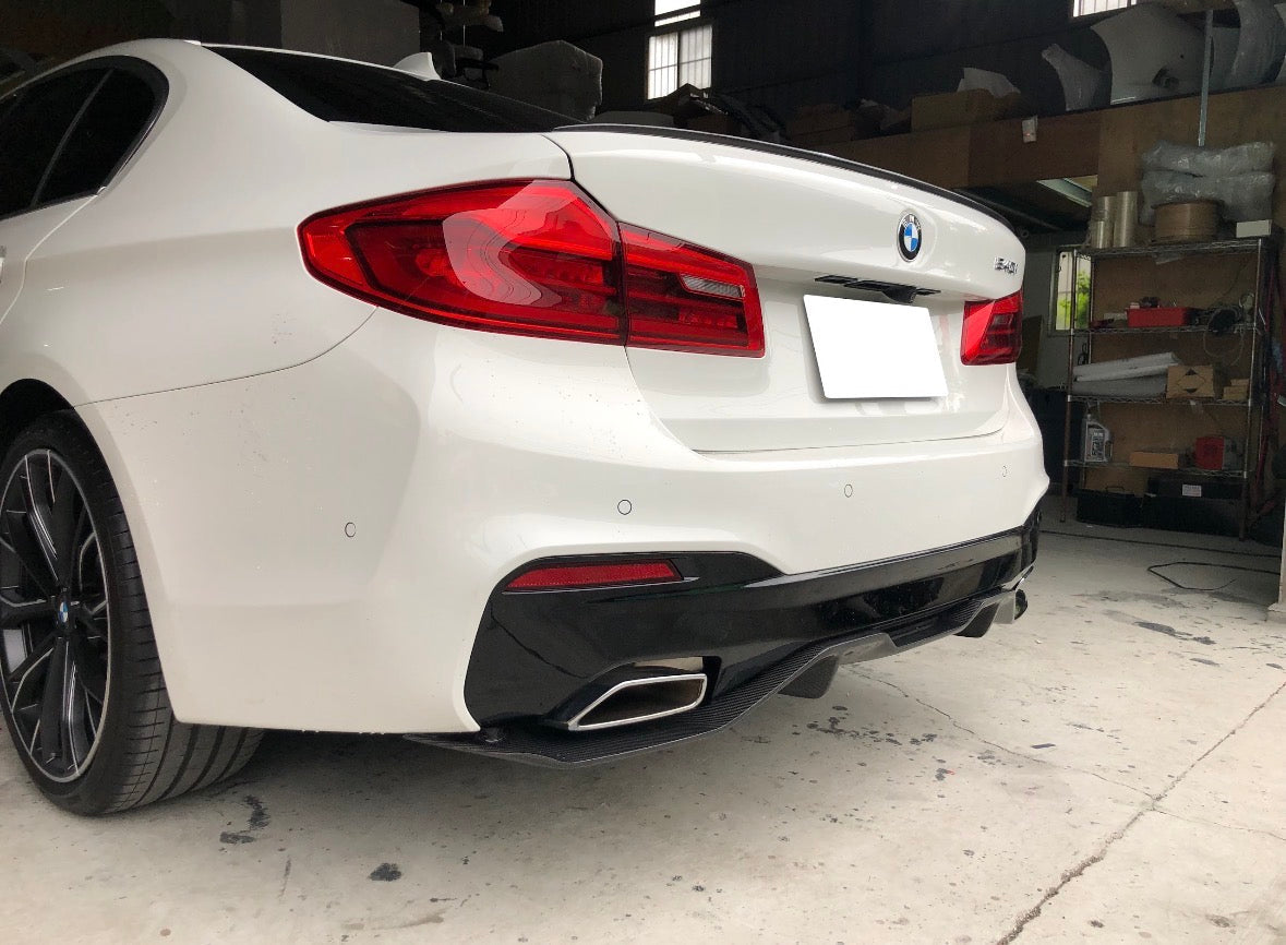 BMW G30 karbon detaylı M Performance Style arka difüzör yandan montaj görünümü