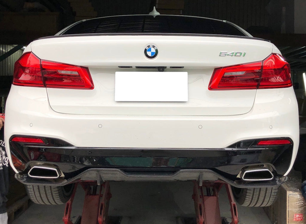 BMW G30 karbon detaylı M Performance Style arka difüzör arkadan montaj görünümü