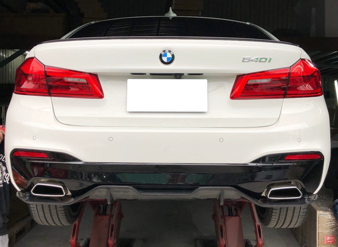 BMW G30 karbon detaylı M Performance Style arka difüzör arkadan montaj görünümü