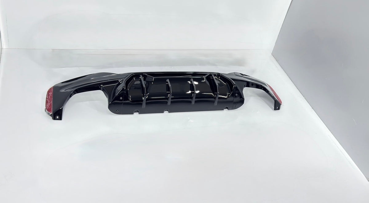 BMW G30 M5 Competition Style parlak siyah arka difüzör ürün görünümü