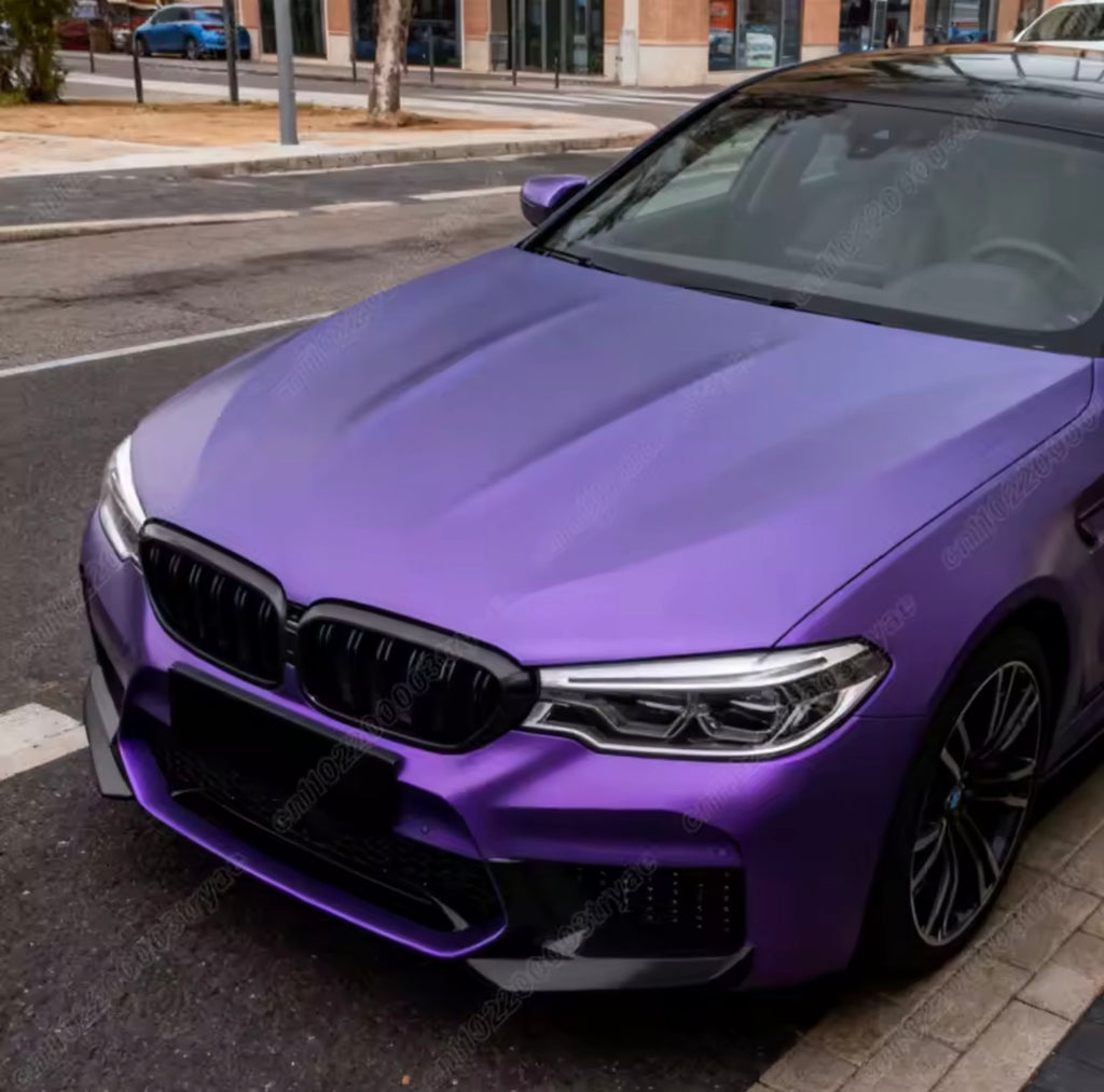 BMW G30 M5 ön tampon splitter uygulaması mor araç