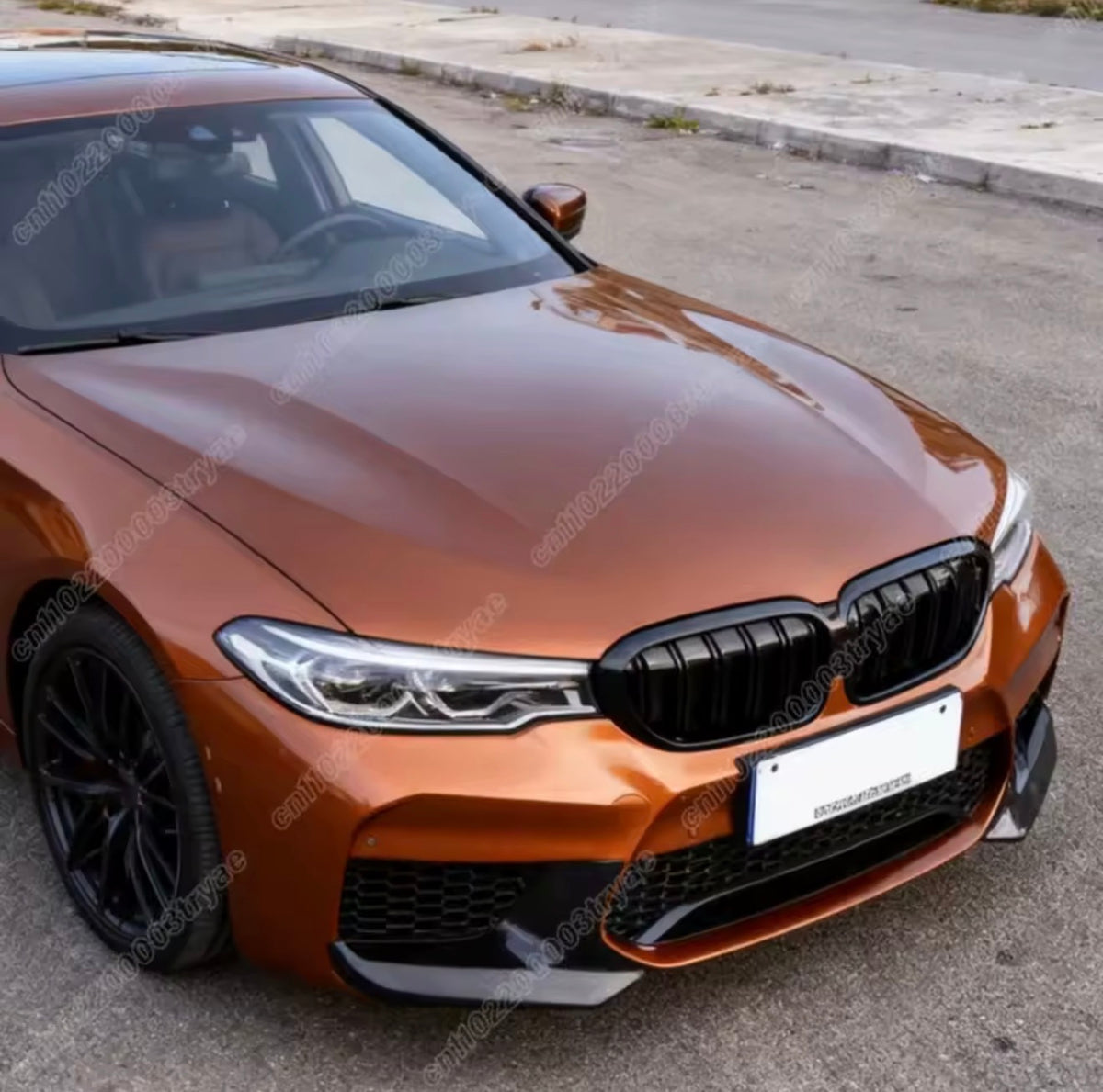 BMW G30 M5 ön tampon eki turuncu araç çapraz görünüm