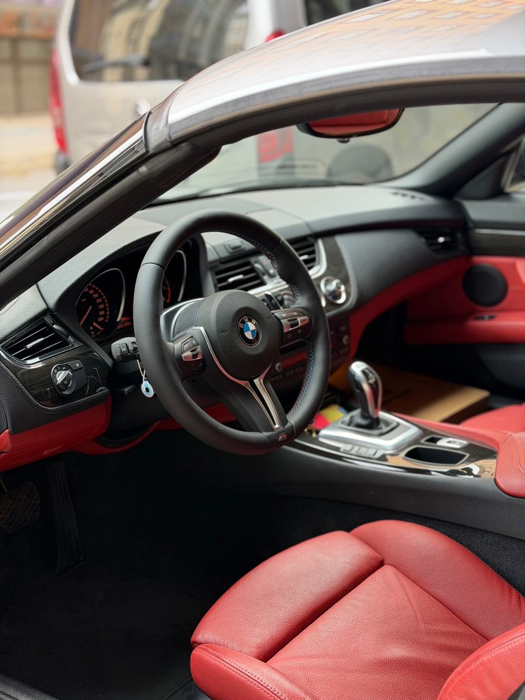 BMW Z4 E89 F80 Style M direksiyon simidi iç mekân uygulaması